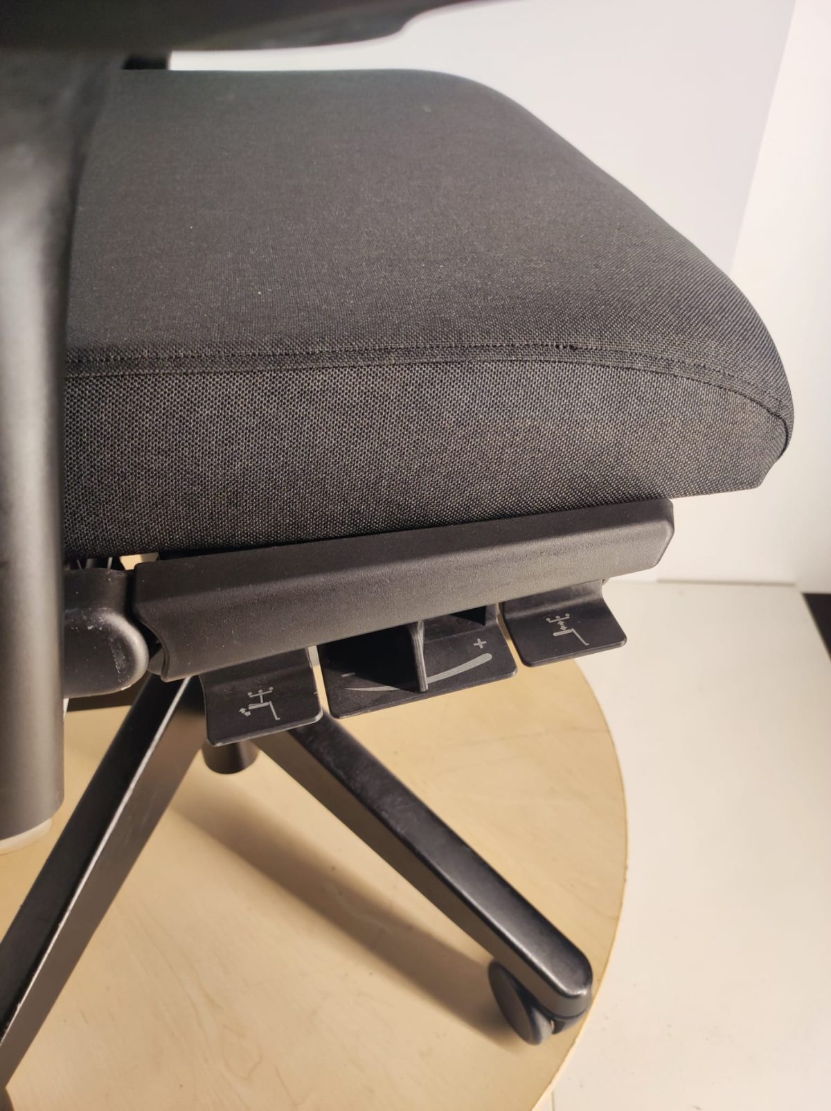 Haworth D5975 – Ergonomic chair with NEW FABRIC, ST02595 - Image 9