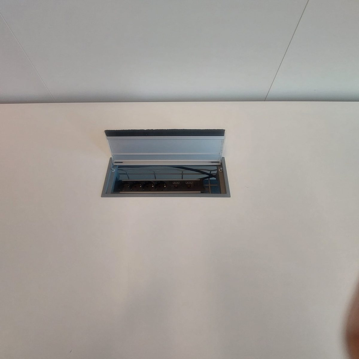 Ahrend - Adjustable conference table with screw, cable management and power socket – 240x120xH62-84 cm, ST03314 - Image 7