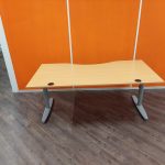Kinnarps - Adjustable desk with crank and cable management – 180x90xH62-82 cm, ST03394 - Image 3
