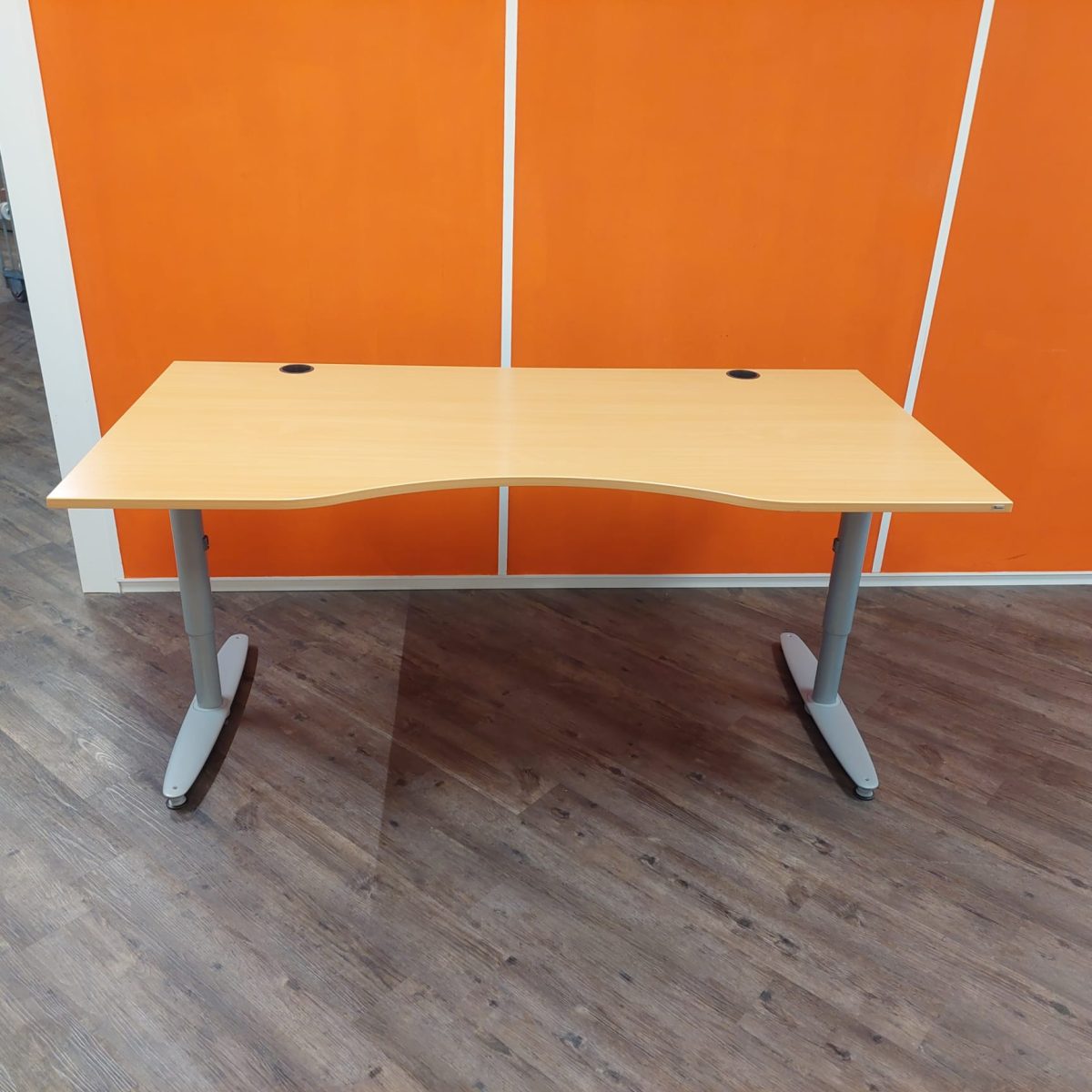 Kinnarps - Adjustable desk with crank and cable management – 180x90xH62-82 cm, ST03394 - Image 2