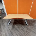 Kinnarps - Adjustable desk with crank and cable management – 180x90xH62-82 cm, ST03394