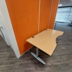 Kinnarps - Adjustable desk with crank and cable management – 180x90xH62-82 cm, ST03394 - Image 4