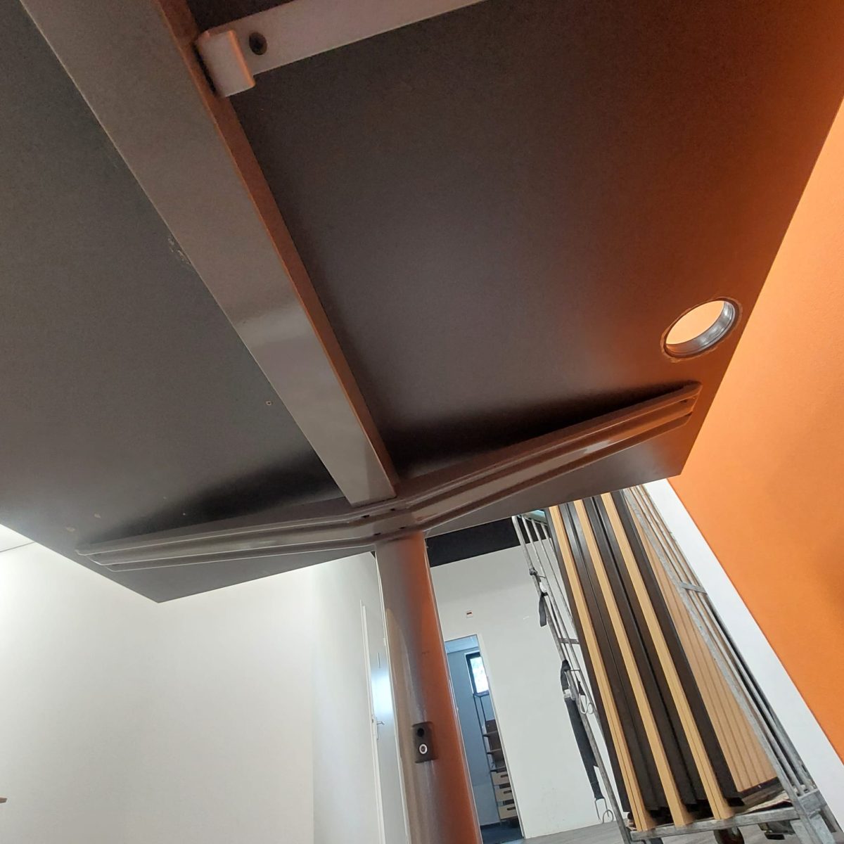 Kinnarps - Adjustable desk with crank and cable management – 180x90xH62-82 cm, ST03394 - Image 8