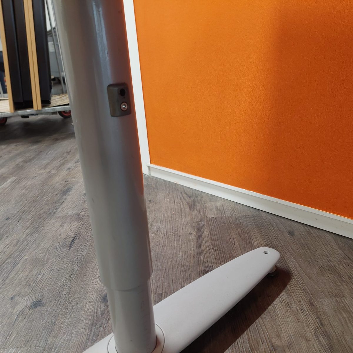 Kinnarps - Adjustable desk with crank and cable management – 180x90xH62-82 cm, ST03394 - Image 10