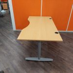 Kinnarps - Adjustable desk with crank and cable management – 180x90xH62-82 cm, ST03394 - Image 5