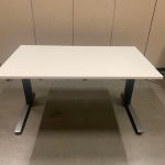 Vepa – Adjustable desk refurbished with crank and cable management ( the top is NEW ) – 140x80xH64-84 cm, ST03904