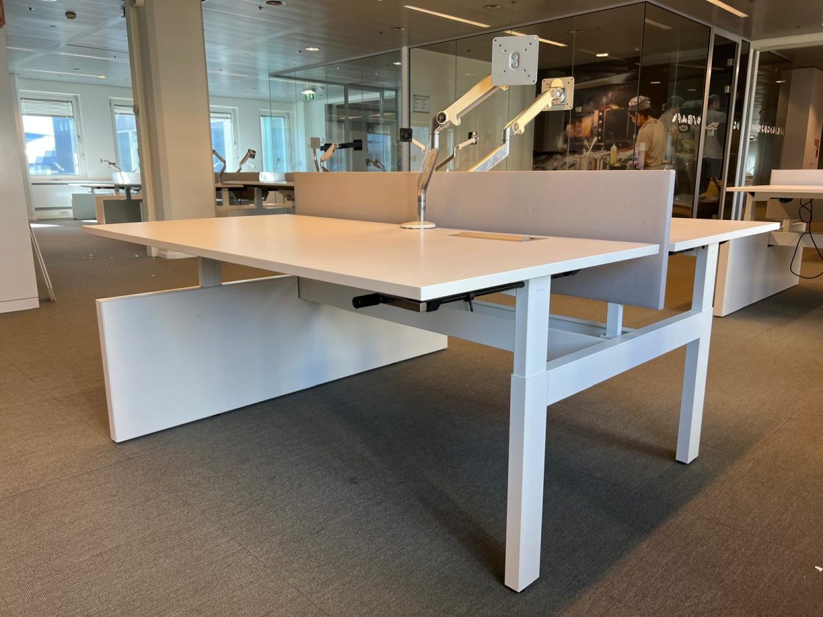 Ahrend - Adjustable duo-desk with crank, cable management, socket, monitor arm and divider - 160x80xH62-84 cm, ST04073 - Image 7
