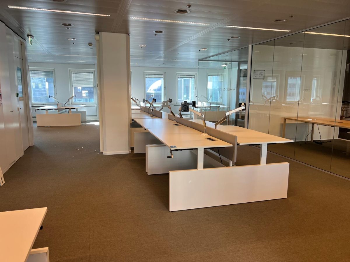 Ahrend - Adjustable duo-desk with crank, cable management, socket, monitor arm and divider - 160x80xH62-84 cm, ST04073 - Image 3