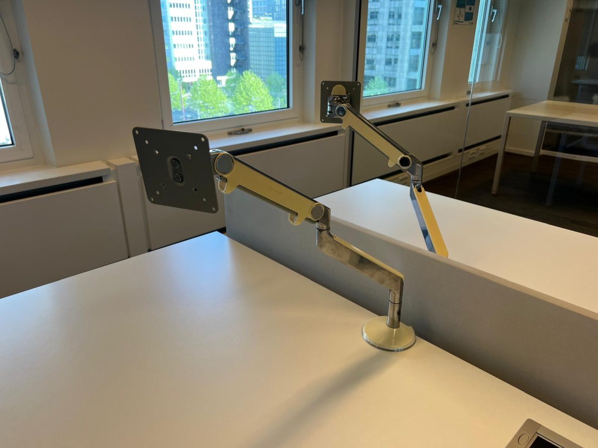 Ahrend - Adjustable duo-desk with crank, cable management, socket, monitor arm and divider - 160x80xH62-84 cm, ST04073 - Image 18