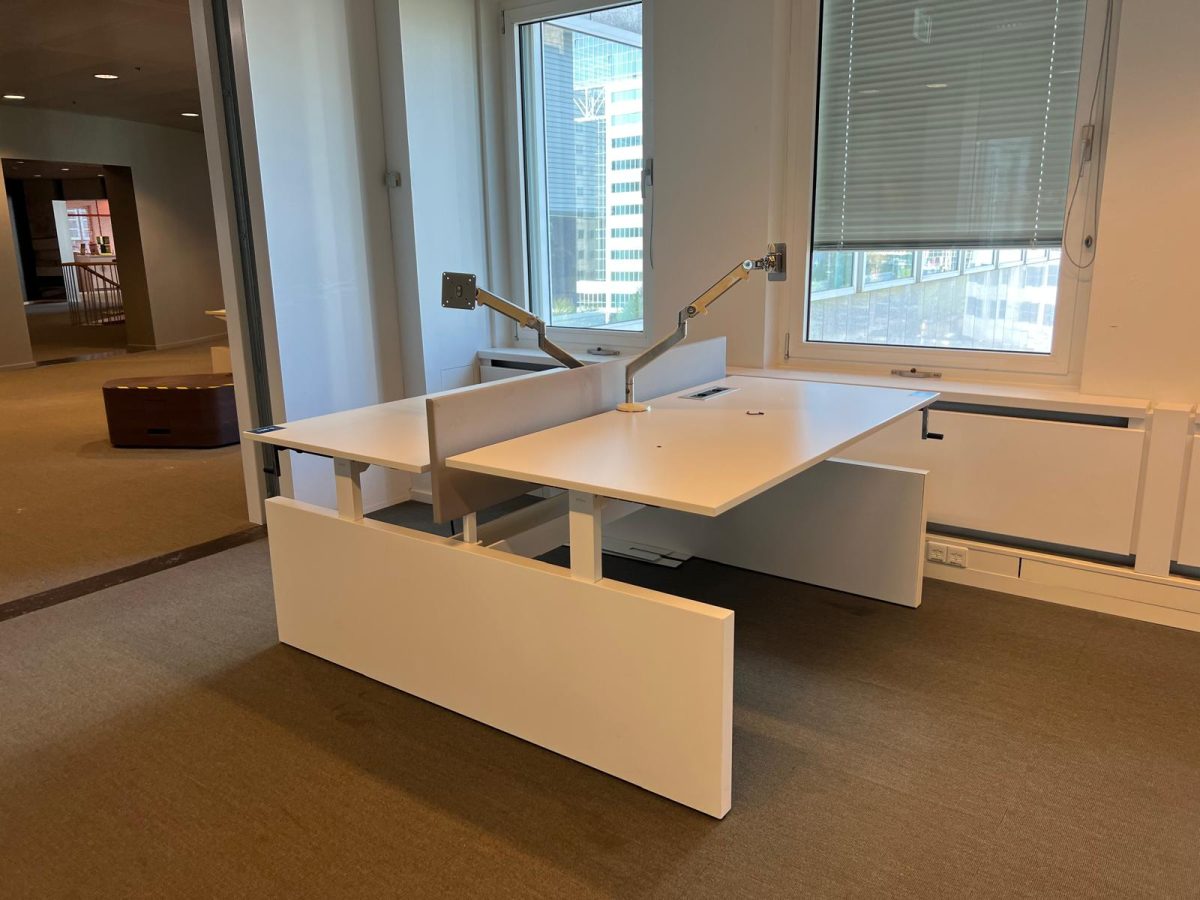 Ahrend - Adjustable duo-desk with crank, cable management, socket, monitor arm and divider - 160x80xH62-84 cm, ST04073 - Image 14