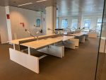 Ahrend - Adjustable duo-desk with crank, cable management, socket, monitor arm and divider - 160x80xH62-84 cm, ST04073