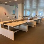 Ahrend - Adjustable duo-desk with crank, cable management, socket, monitor arm and divider - 160x80xH62-84 cm, ST04073