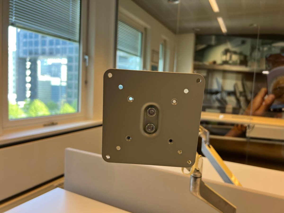 Ahrend - Adjustable duo-desk with crank, cable management, socket, monitor arm and divider - 160x80xH62-84 cm, ST04073 - Image 19