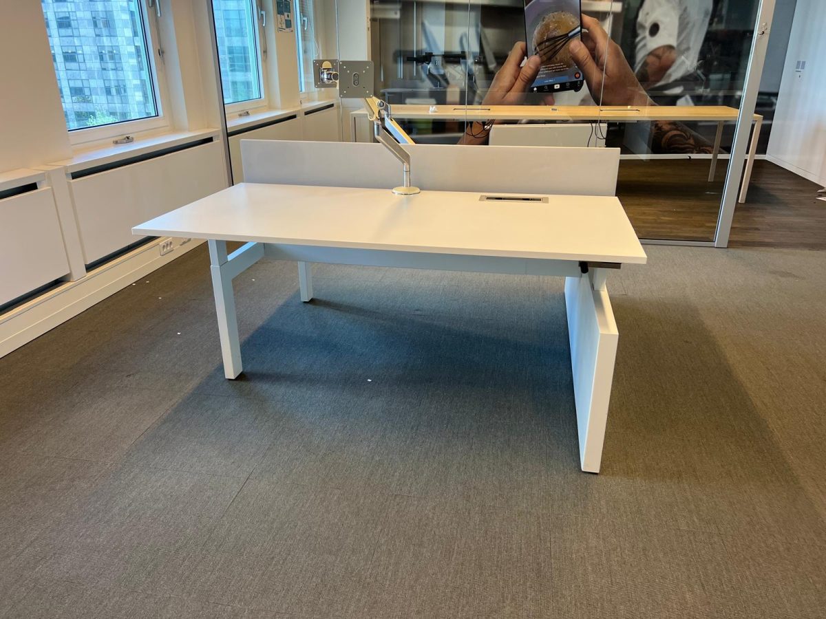 Ahrend - Adjustable duo-desk with crank, cable management, socket, monitor arm and divider - 160x80xH62-84 cm, ST04073 - Image 8