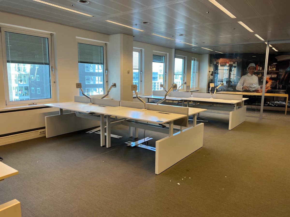 Ahrend - Adjustable duo-desk with crank, cable management, socket, monitor arm and divider - 160x80xH62-84 cm, ST04073 - Image 5