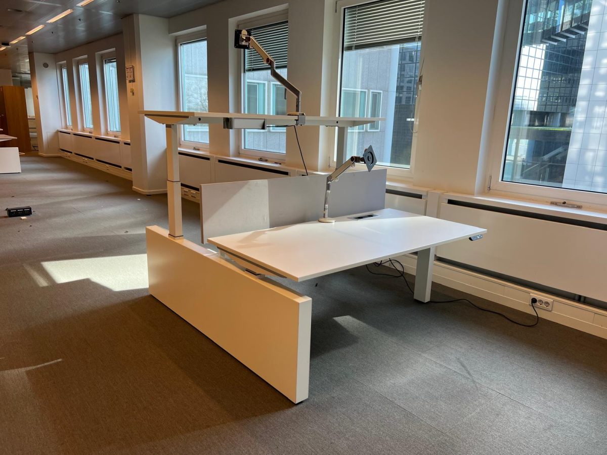 Ahrend - Sit-stand Duo Desk adjustable electric with monitor arm, acoustic panel and socket - 160x80xH62-130 cm, ST04074 - Image 9