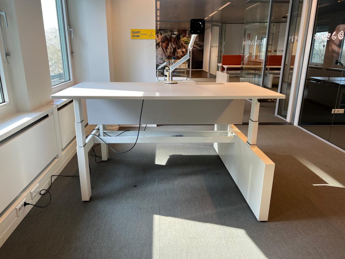 Ahrend - Sit-stand Duo Desk adjustable electric with monitor arm, acoustic panel and socket - 160x80xH62-130 cm, ST04074 - Image 3