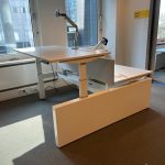 Ahrend - Sit-stand Duo Desk adjustable electric with monitor arm, acoustic panel and socket - 160x80xH62-130 cm, ST04074