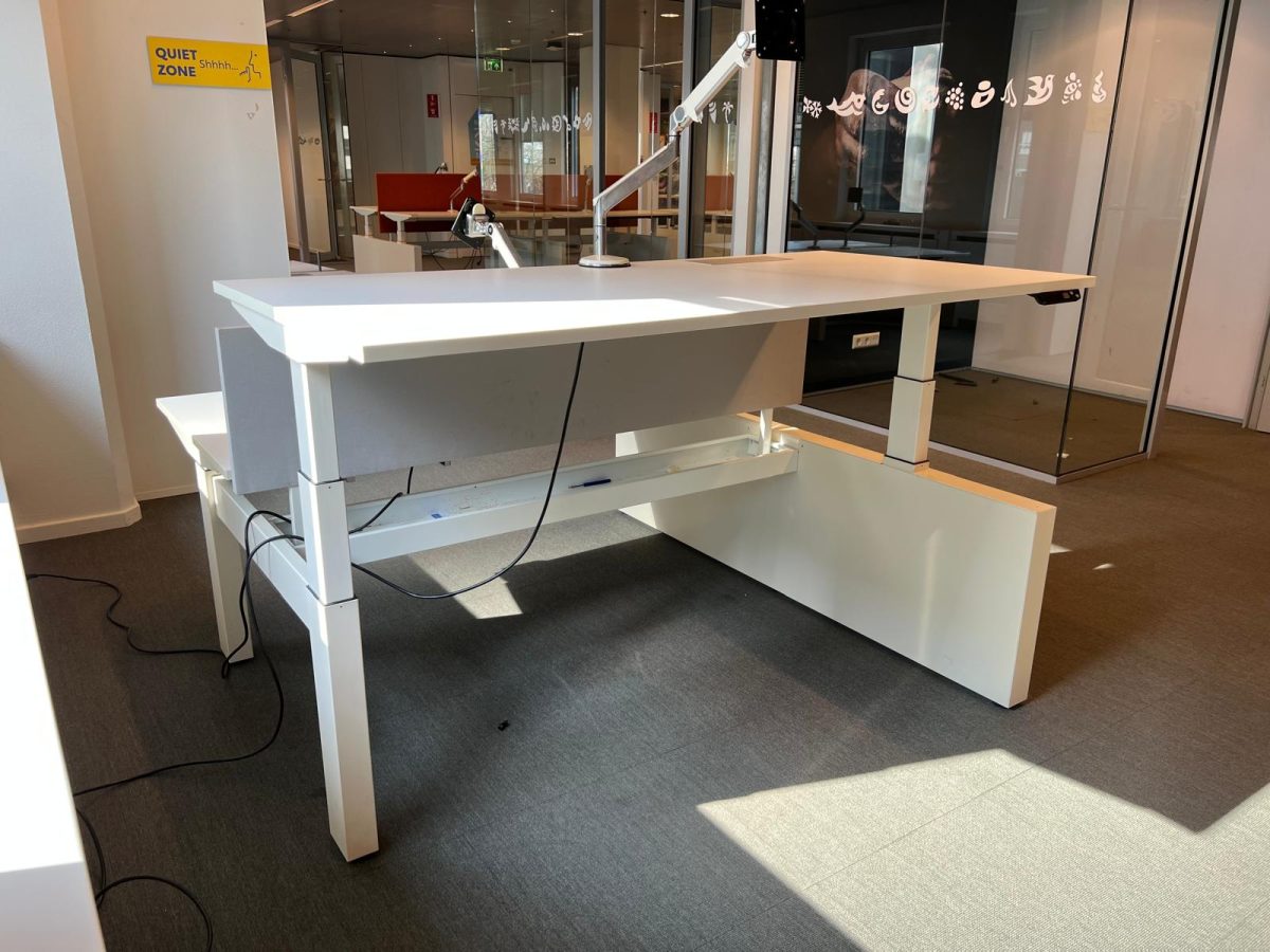 Ahrend - Sit-stand Duo Desk adjustable electric with monitor arm, acoustic panel and socket - 160x80xH62-130 cm, ST04074 - Image 2