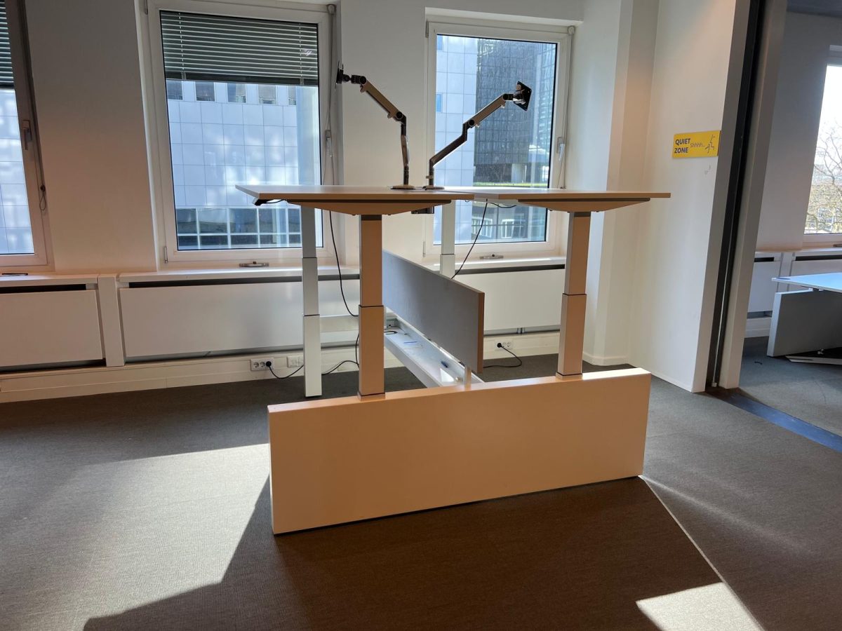 Ahrend - Sit-stand Duo Desk adjustable electric with monitor arm, acoustic panel and socket - 160x80xH62-130 cm, ST04074 - Image 4