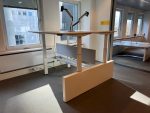 Ahrend - Sit-stand Duo Desk adjustable electric with monitor arm, acoustic panel and socket - 160x80xH62-130 cm, ST04074 - Image 12
