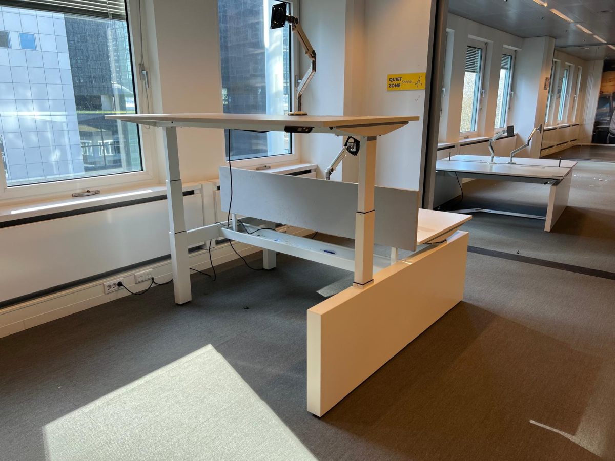 Ahrend - Sit-stand Duo Desk adjustable electric with monitor arm, acoustic panel and socket - 160x80xH62-130 cm, ST04074 - Image 15