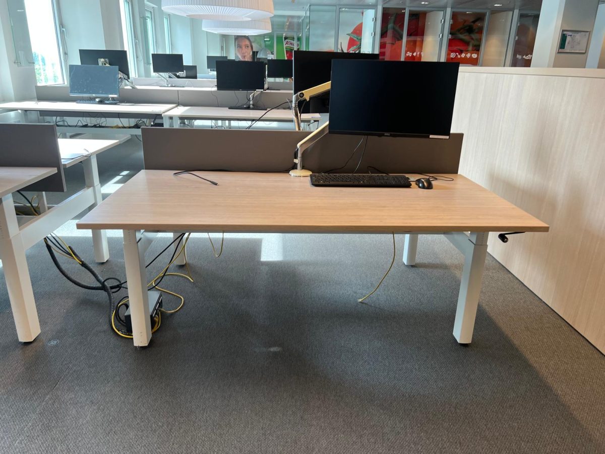 Ahrend - Adjustable Duo desk with crank with monitor arm, acoustic panel and socket - 160x80xH62-84 cm, ST04095 ( without monitor) - Image 2