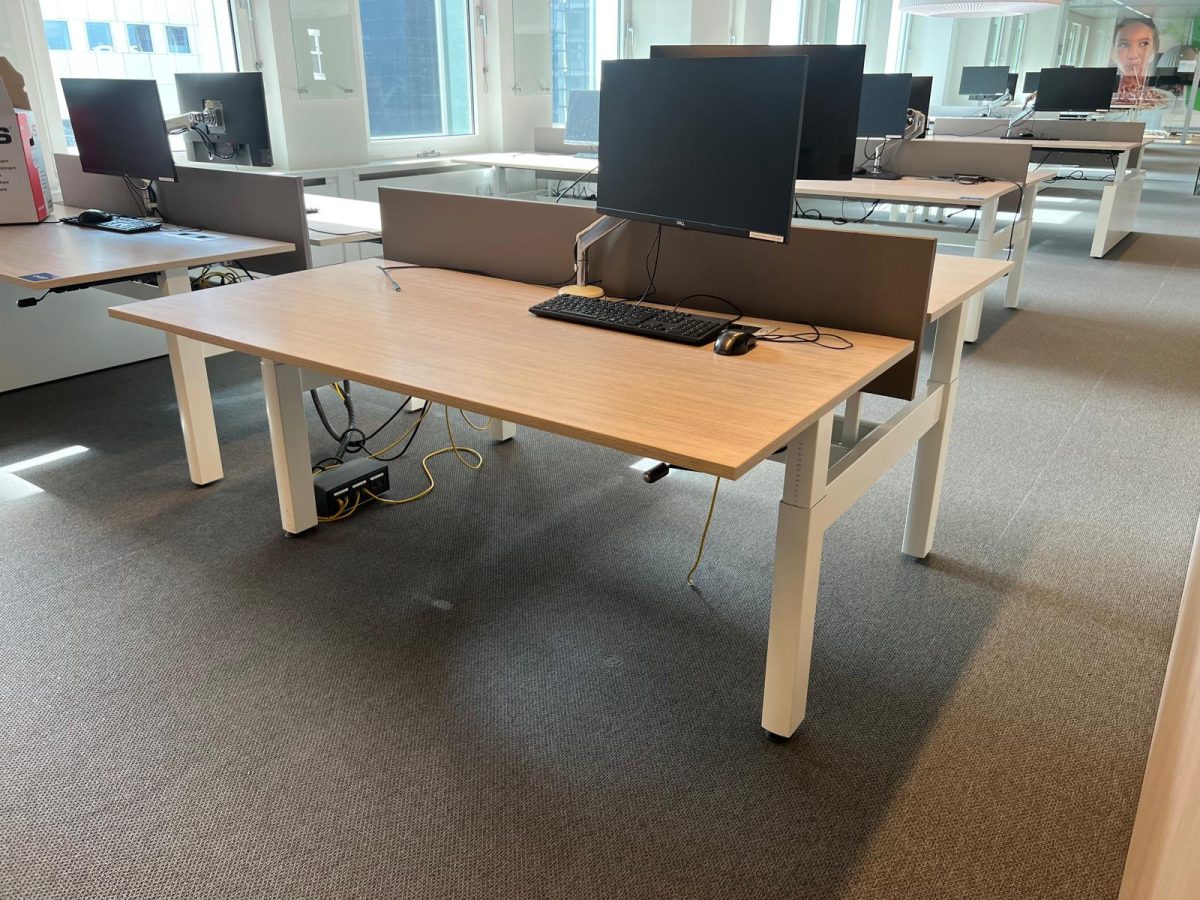 Ahrend - Adjustable Duo desk with crank with monitor arm, acoustic panel and socket - 160x80xH62-84 cm, ST04095 ( without monitor) - Image 4