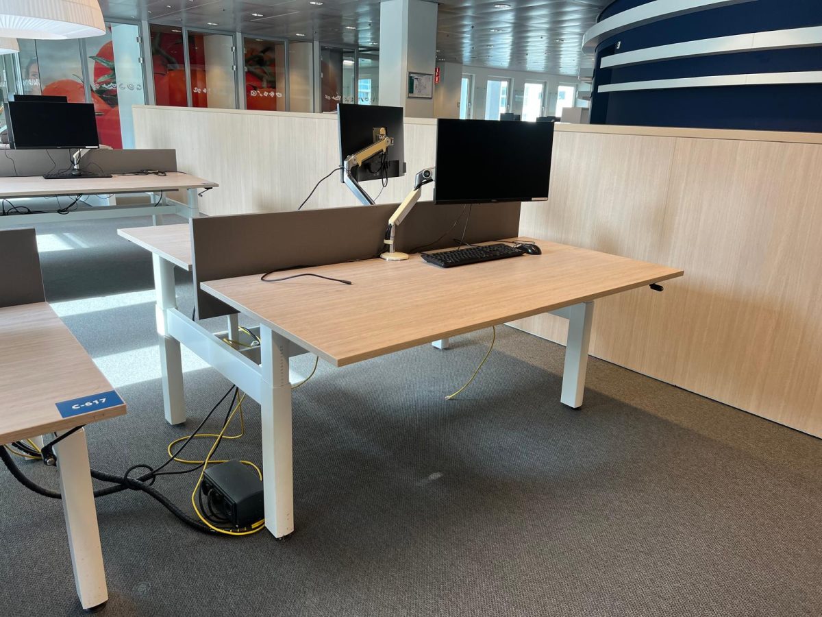 Ahrend - Adjustable Duo desk with crank with monitor arm, acoustic panel and socket - 160x80xH62-84 cm, ST04095 ( without monitor) - Image 3