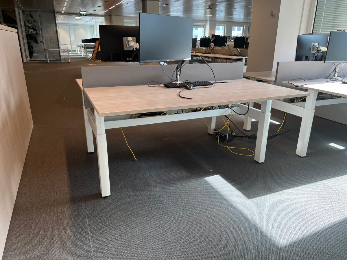 Ahrend - Adjustable Duo desk with crank with monitor arm, acoustic panel and socket - 160x80xH62-84 cm, ST04095 ( without monitor) - Image 7