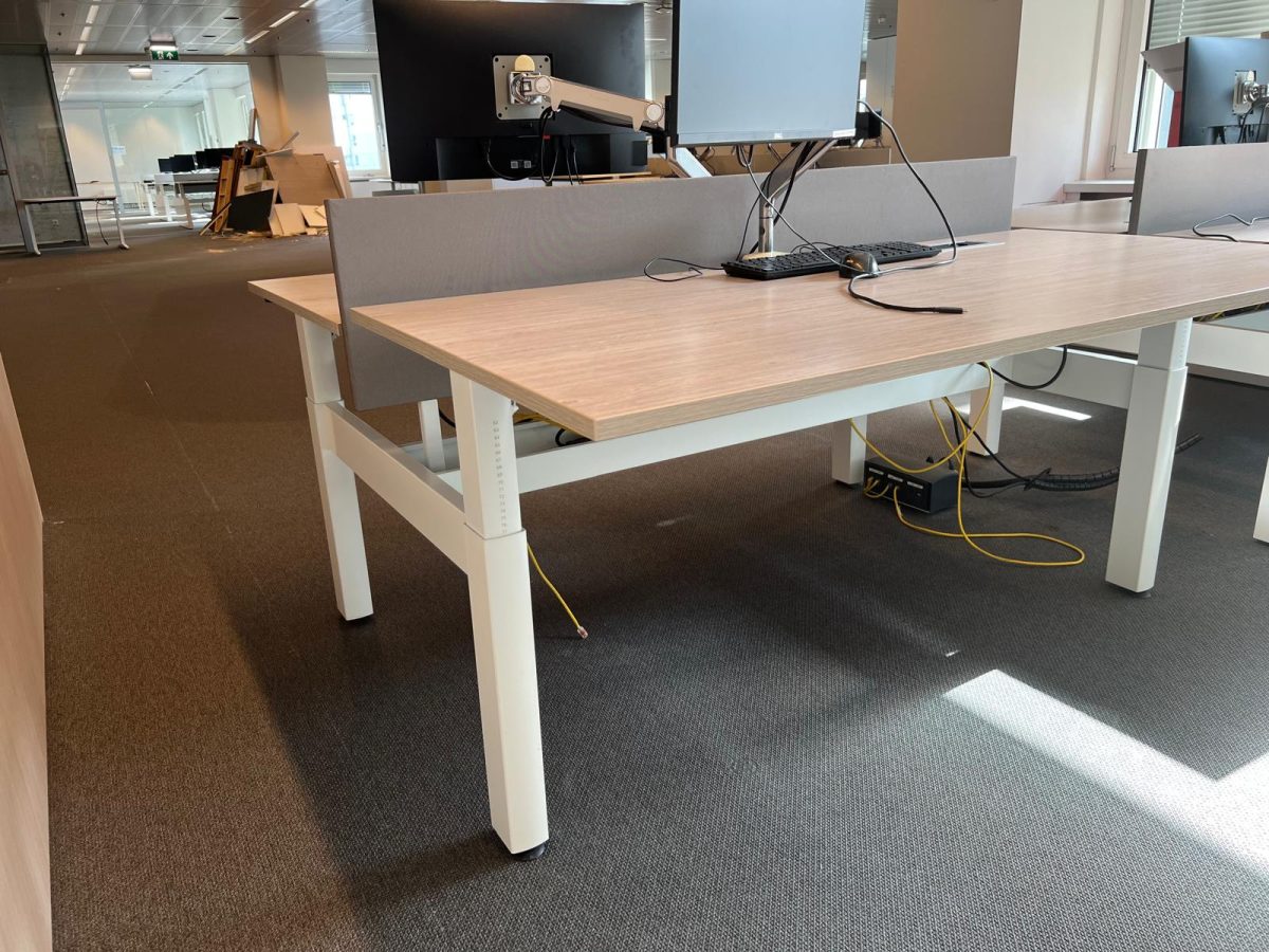 Ahrend - Adjustable Duo desk with crank with monitor arm, acoustic panel and socket - 160x80xH62-84 cm, ST04095 ( without monitor) - Image 10