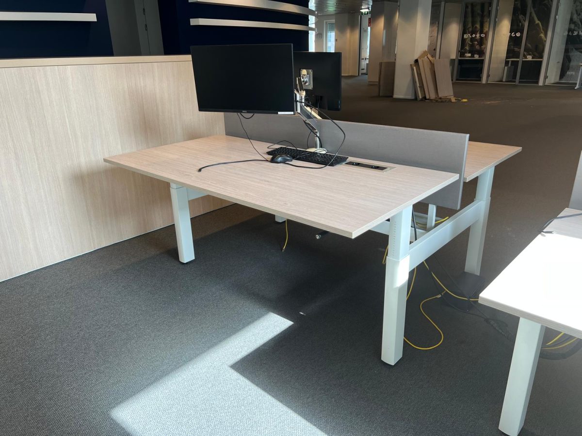 Ahrend - Adjustable Duo desk with crank with monitor arm, acoustic panel and socket - 160x80xH62-84 cm, ST04095 ( without monitor) - Image 9