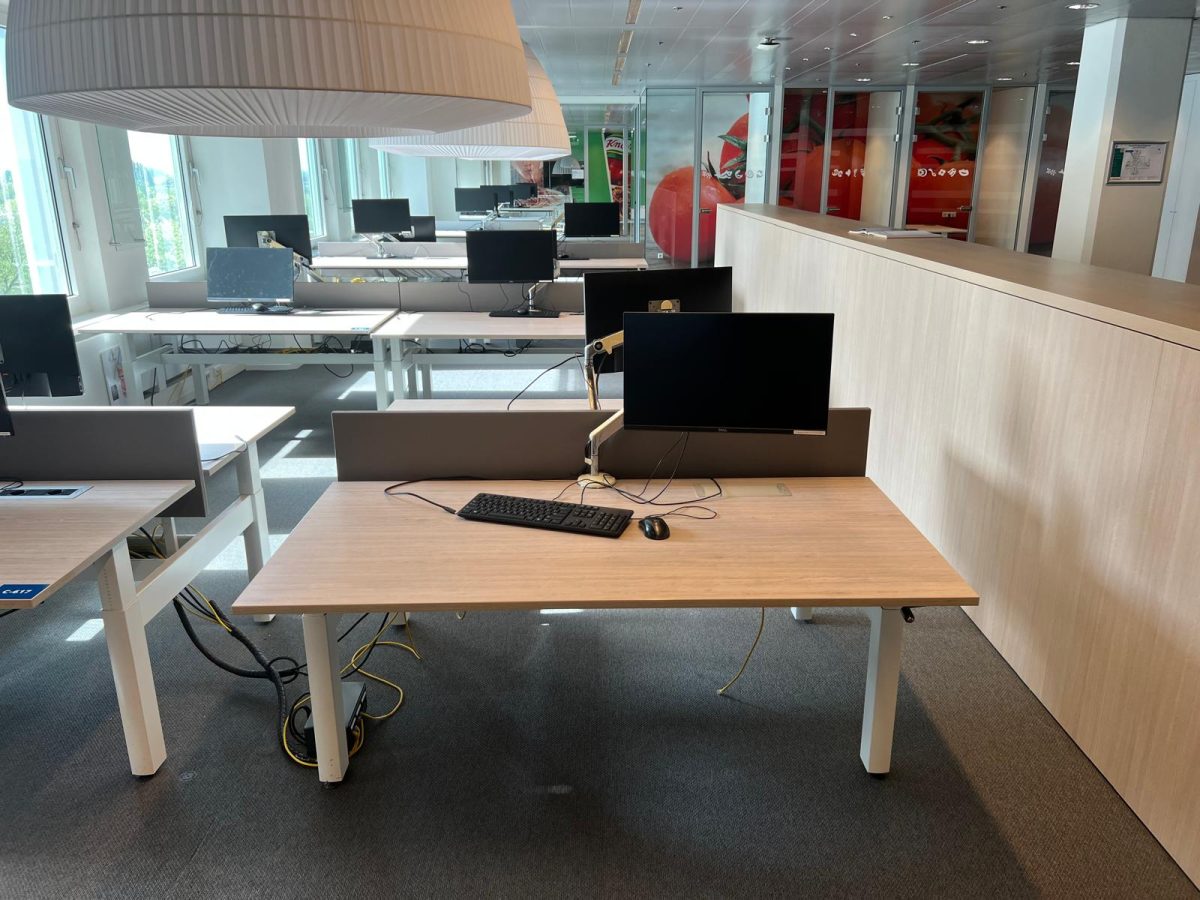 Ahrend - Adjustable Duo desk with crank with monitor arm, acoustic panel and socket - 160x80xH62-84 cm, ST04095 ( without monitor) - Image 14