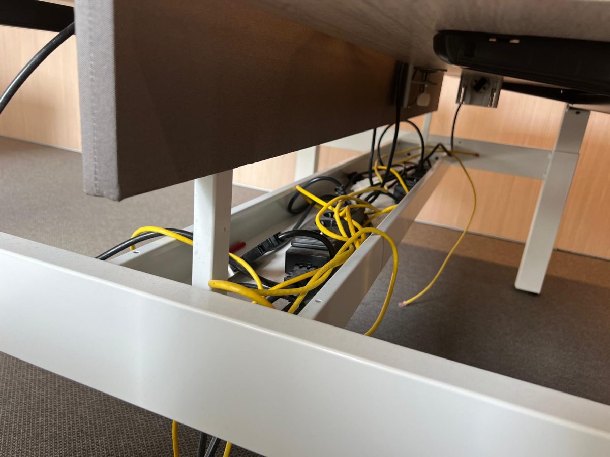 Ahrend - Adjustable Duo desk with crank with monitor arm, acoustic panel and socket - 160x80xH62-84 cm, ST04095 ( without monitor) - Image 15