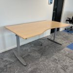 Kinnarps - Electric adjustable desk with cable management 180x90xH62-85 cm, ST04233