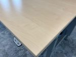 Kinnarps - Electric adjustable Sit-stand Duo desk with clable management and divider - 160x80xH62-128 cm, ST04234 - Image 10