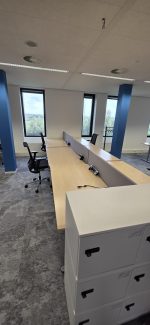 Kinnarps - Electric adjustable Sit-stand Duo desk with clable management and divider - 160x80xH62-128 cm, ST04234 - Image 18