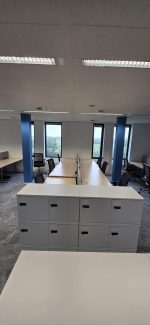 Kinnarps - Electric adjustable Sit-stand Duo desk with clable management and divider - 160x80xH62-128 cm, ST04234 - Image 20