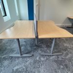 Kinnarps - Electric adjustable Duo Desk with cable management and divider - 180x90xH62-85 cm, ST04223