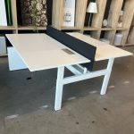 Ahrend – Adjustable duo-desk with crank, acoustic panel ( NEW FABRIC), cable management and power socket – 160x80xH62-86 cm, ST04330