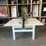 Ahrend – Adjustable duo-desk with crank, Ergotron monitor arm, acoustic panel ( NEW FABRIC), cable management and power socket – 160x80xH62-86 cm, ST04329