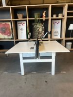 Ahrend – Adjustable duo-desk with crank, Ergotron monitor arm, acoustic panel ( NEW FABRIC), cable management and power socket – 160x80xH62-86 cm, ST04329