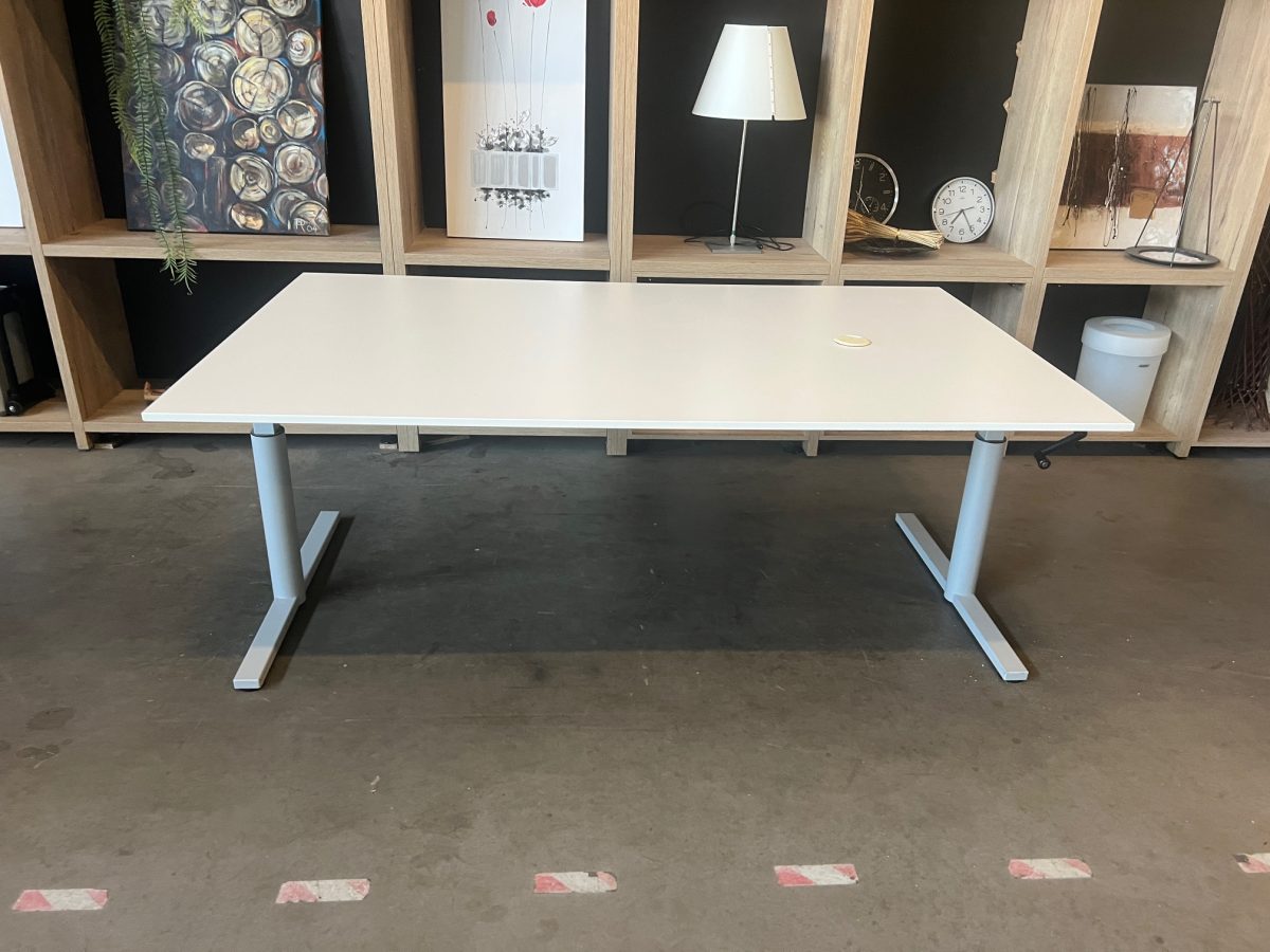 Gispen TM – Adjustable desk with crank and cable management – 200x120xH62-86 cm, ST04323 - Image 2