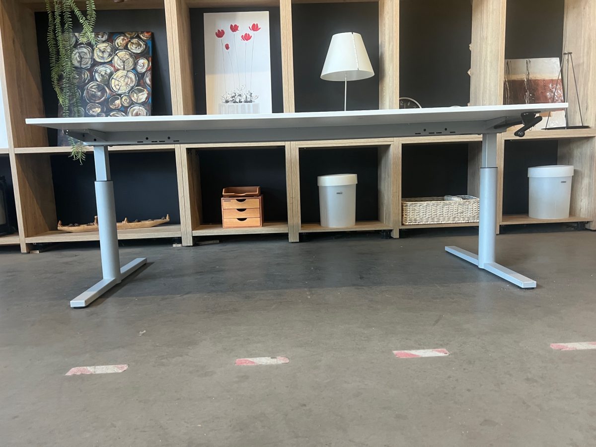 Gispen TM – Adjustable desk with crank and cable management – 200x120xH62-86 cm, ST04323 - Image 3