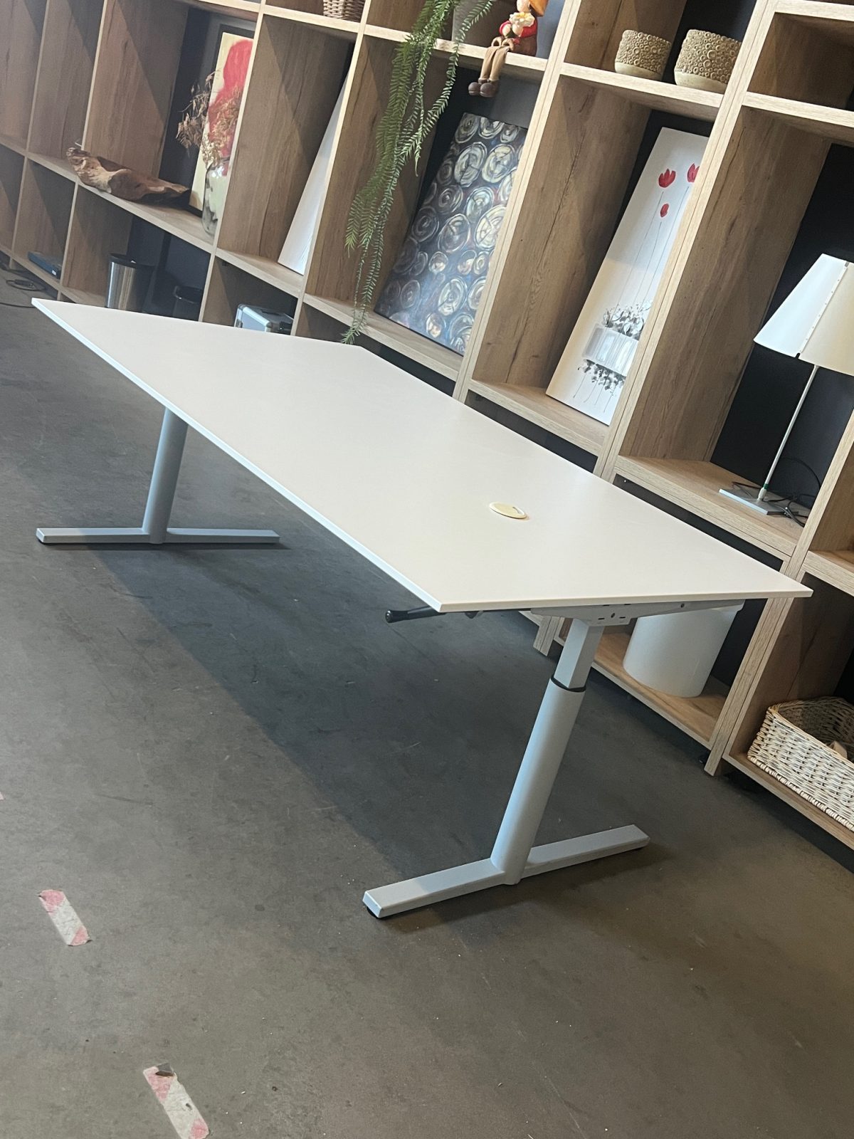 Gispen TM – Adjustable desk with crank and cable management – 200x120xH62-86 cm, ST04323 - Image 6