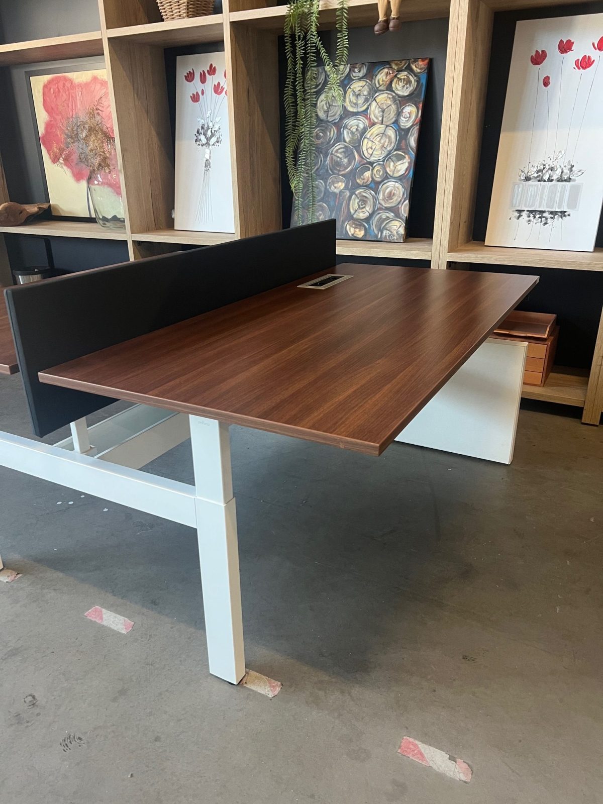 Ahrend – Adjustable duo-desk with crank, acoustic panel ( NEW FABRIC), cable management and power socket – 160x80xH62-86 cm, ST04327 - Image 6