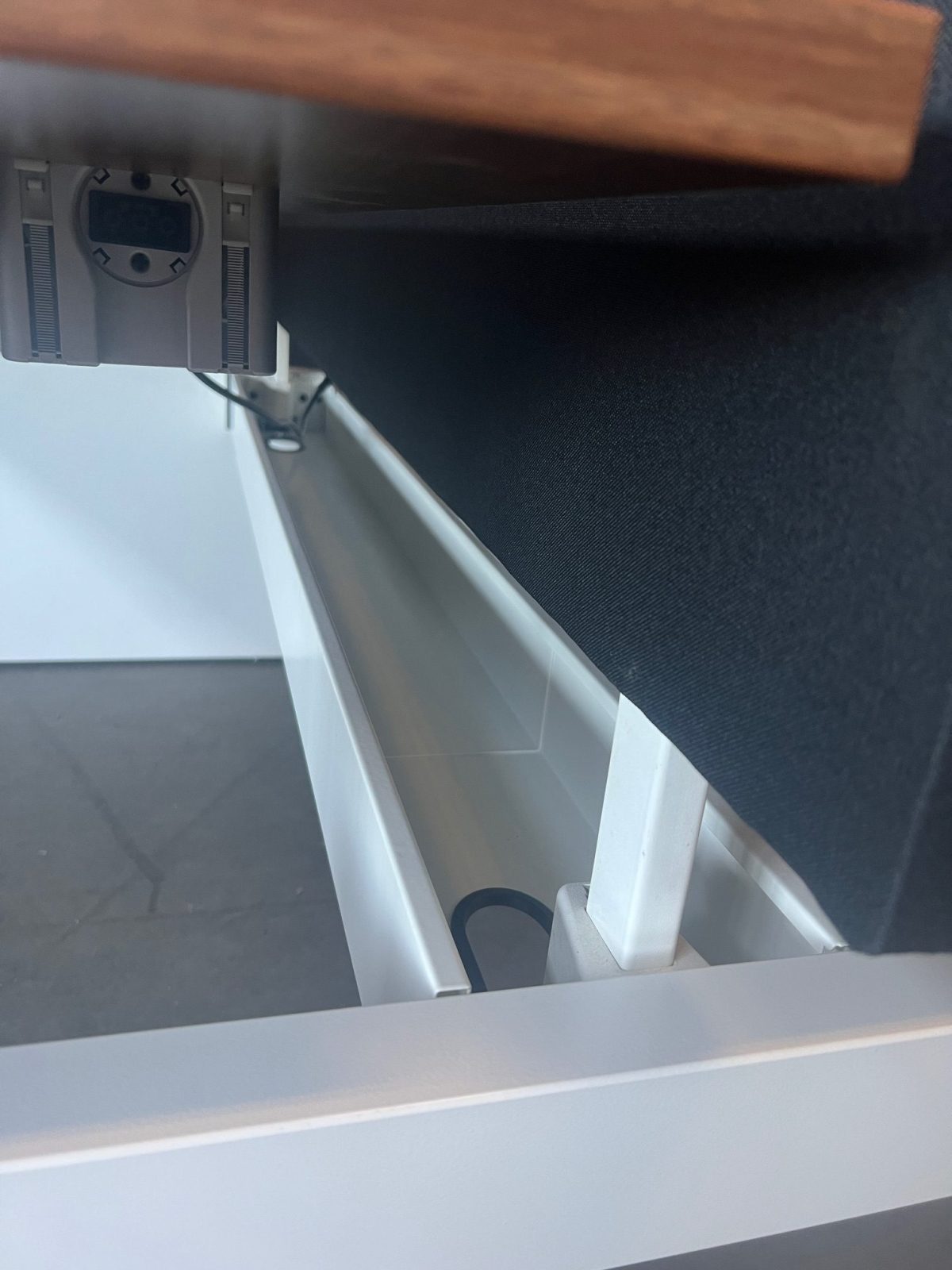 Ahrend – Adjustable duo-desk with crank, acoustic panel ( NEW FABRIC), cable management and power socket – 160x80xH62-86 cm, ST04327 - Image 10