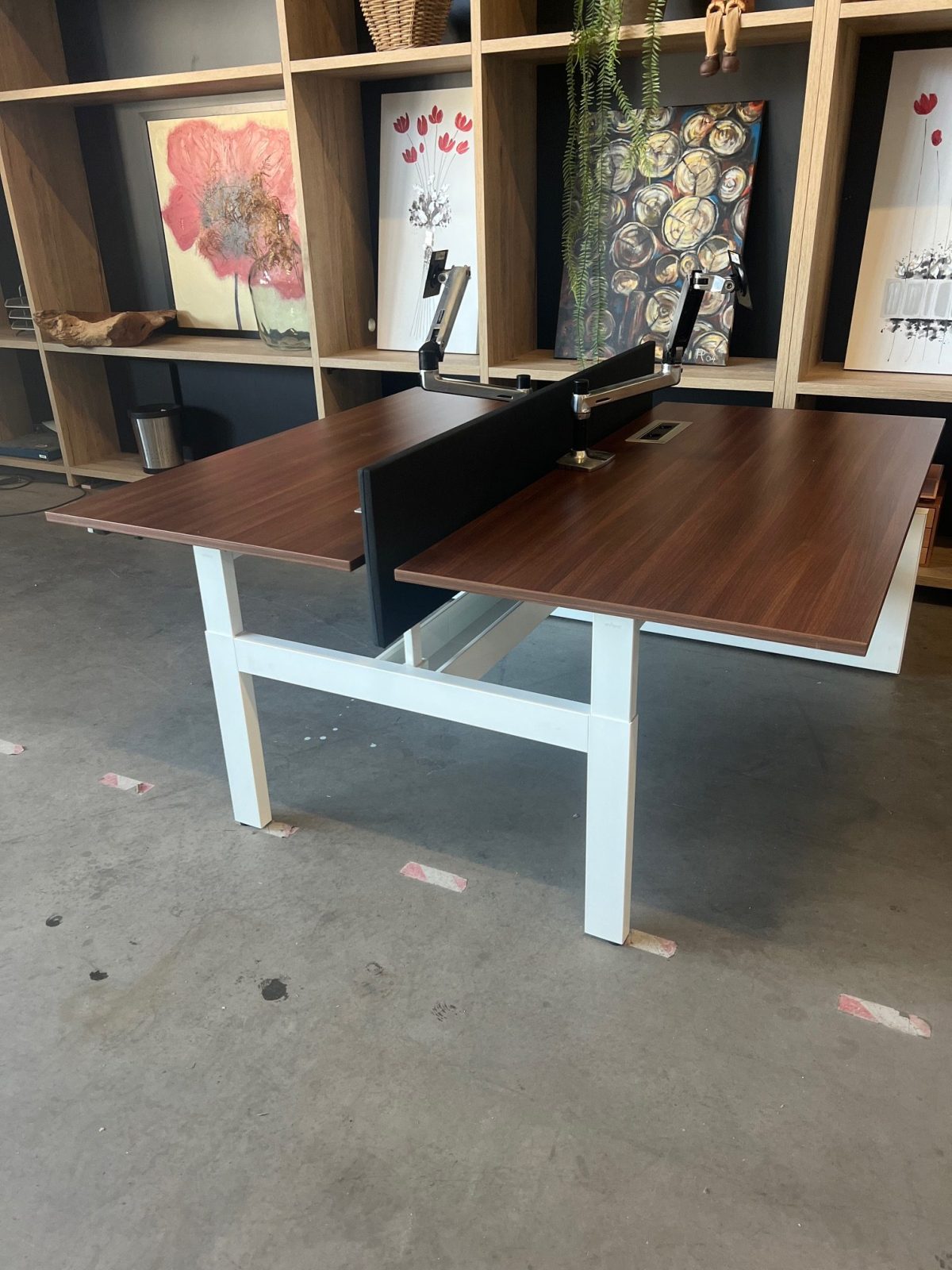 Ahrend – Adjustable duo-desk with crank, Ergotron monitor arm, acoustic panel ( NEW FABRIC), cable management and power socket – 160x80xH62-86 cm, ST04332 - Image 3