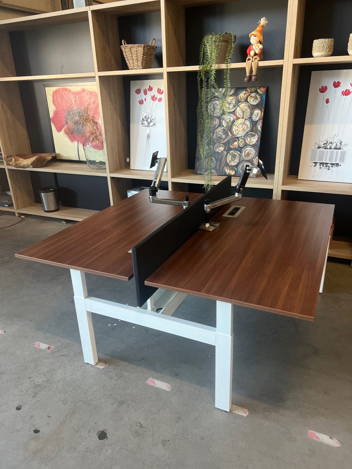 Ahrend – Adjustable duo-desk with crank, Ergotron monitor arm, acoustic panel ( NEW FABRIC), cable management and power socket – 160x80xH62-86 cm, ST04332 - Image 2