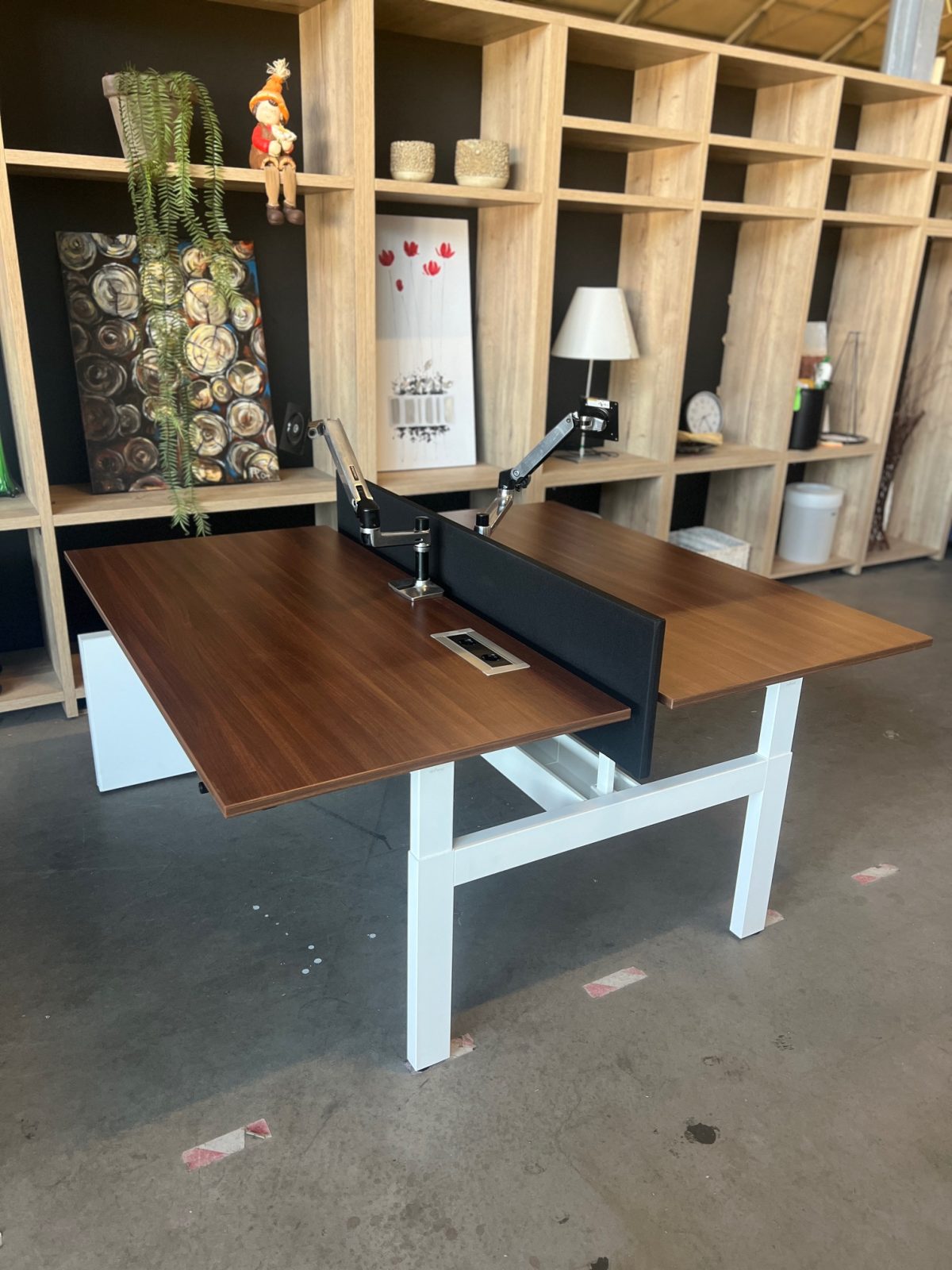 Ahrend – Adjustable duo-desk with crank, Ergotron monitor arm, acoustic panel ( NEW FABRIC), cable management and power socket – 160x80xH62-86 cm, ST04332 - Image 4